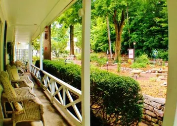Maple Leaf Cottage Inn hotel thumbnail 7