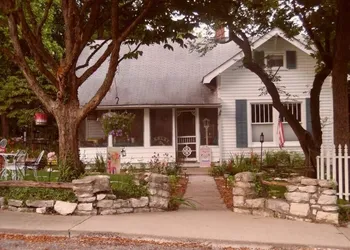 Maple Leaf Cottage Inn hotel thumbnail 8