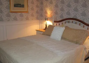 Elegant Cabbagetown hotel thumbnail 5