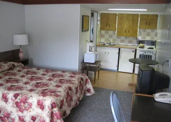 Twin Rivers Motel Castlegar hotel thumbnail 4
