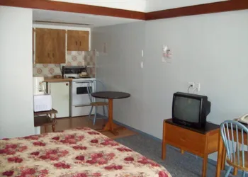 Twin Rivers Motel Castlegar hotel thumbnail 7