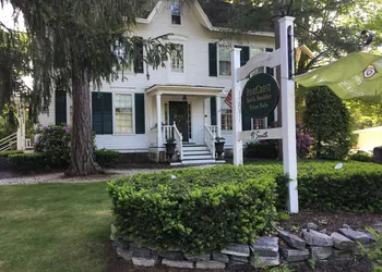 PineCrest Inn hotel thumbnail 2
