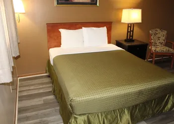 Colonial Inn Dyersville hotel thumbnail 8