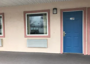Mayfair Motel hotel thumbnail 2