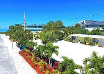 Tropical Breeze Beach Club hotel thumbnail 3