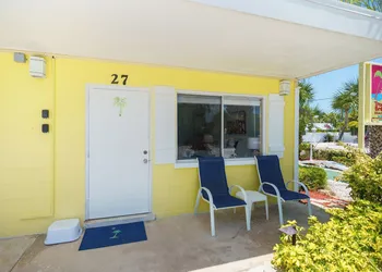 Tropical Breeze Beach Club hotel thumbnail 4