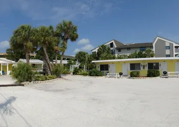 Tropical Breeze Beach Club hotel thumbnail 6