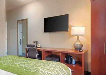 Comfort Inn & Suites near JFK Air Train hotel thumbnail 2