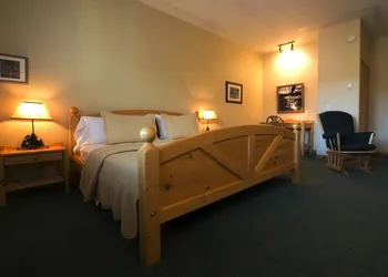 Aurora Inn hotel thumbnail 8