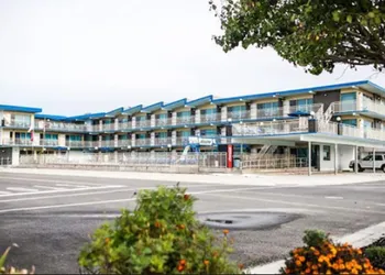 Attache Motel hotel thumbnail 3