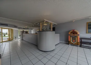 Attache Motel hotel thumbnail 6