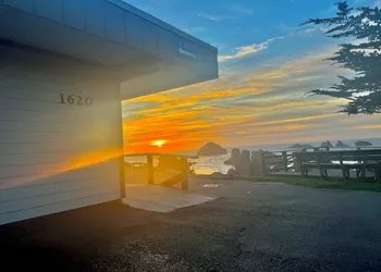 Sunset Oceanfront Lodging hotel thumbnail 5