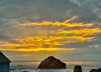 Sunset Oceanfront Lodging hotel thumbnail 6