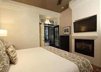 Cypress Inn hotel thumbnail 3