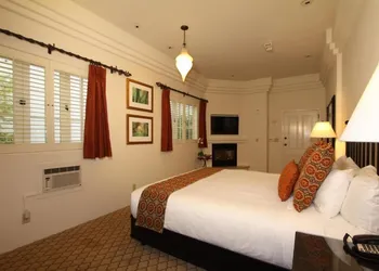 Cypress Inn hotel thumbnail 8