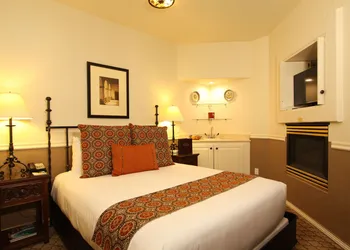 Cypress Inn hotel thumbnail 8