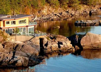 Pointhouse Suites On Sargeant Bay hotel thumbnail 2