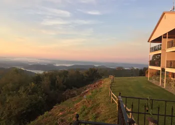 Whitney Mountain Lodge hotel thumbnail 3