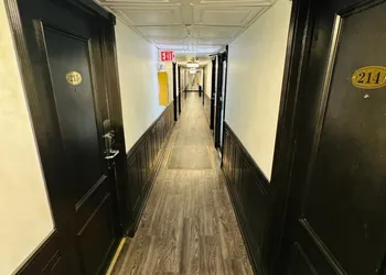 Village Inn hotel thumbnail 3