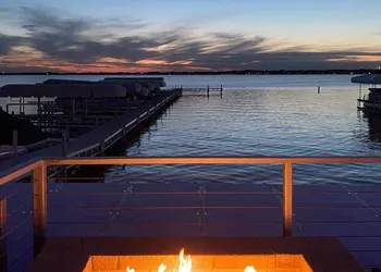 Lakeside Inn hotel thumbnail 2
