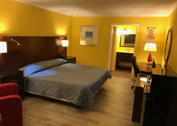 Dragon Inn & Suites hotel thumbnail 7