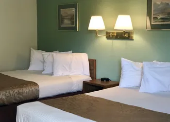Golden Eagle Inn hotel thumbnail 8