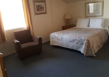 Bishop Village Motel hotel thumbnail 3