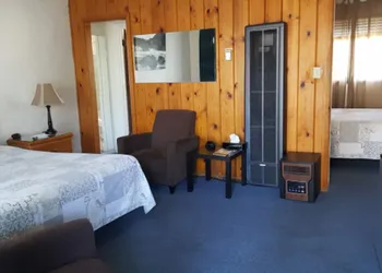 Bishop Village Motel hotel thumbnail 4