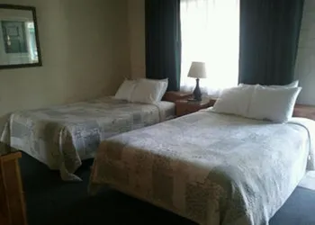 Bishop Village Motel hotel thumbnail 6