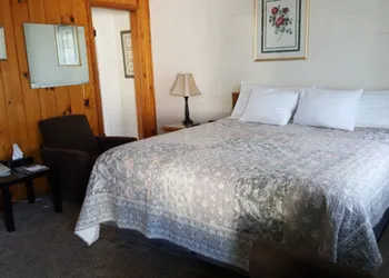 Bishop Village Motel hotel thumbnail 7