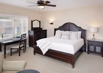 Inn at Harbor Hill Marina hotel thumbnail 6