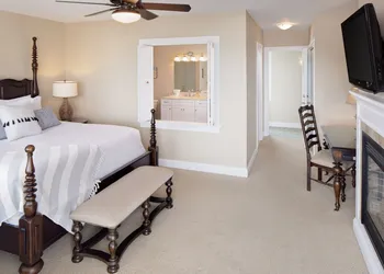 Inn at Harbor Hill Marina hotel thumbnail 7