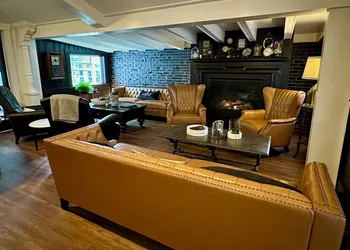 Old Village Inn hotel thumbnail 2