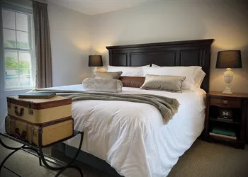 Old Village Inn hotel thumbnail 4