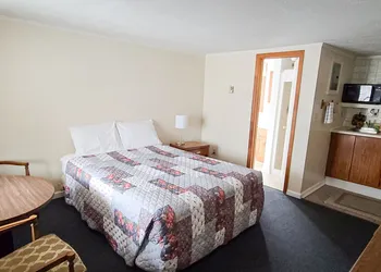 Sun and Surf Motel hotel thumbnail 8