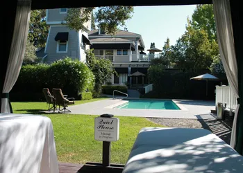 Honor Mansion hotel thumbnail 2