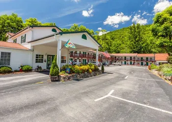 Maggie Valley Creekside Lodge hotel thumbnail 2