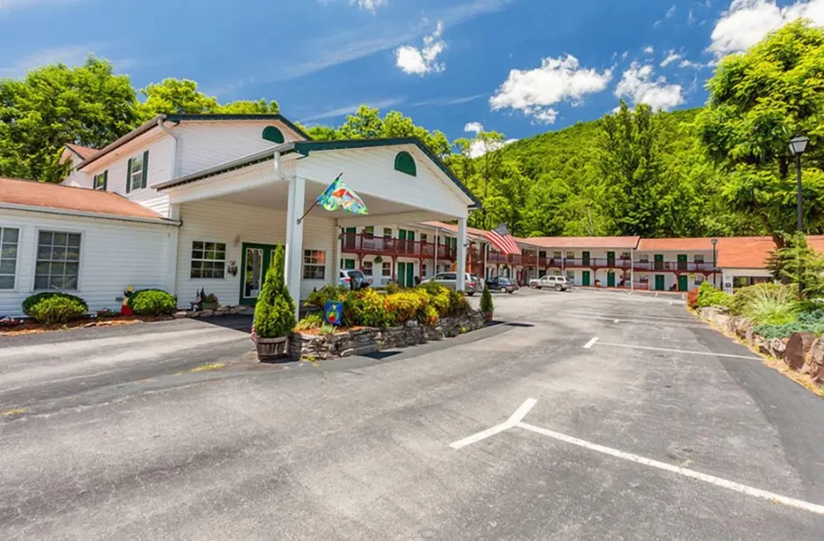Maggie Valley Creekside Lodge hotel detail image 2