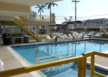 Golden Rail Motel hotel thumbnail 2