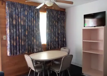 Golden Rail Motel hotel thumbnail 7