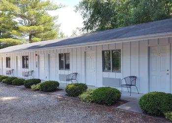 Captain's Quarters Motel hotel thumbnail 5