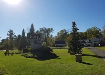 Captain's Quarters Motel hotel thumbnail 6