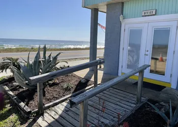 Beach Front Motel hotel thumbnail 5