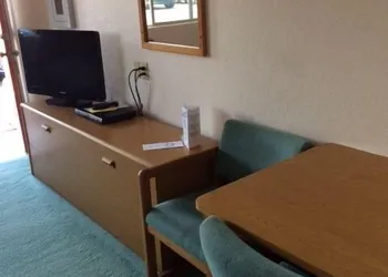 Mini Golden Inns Motel hotel thumbnail 7