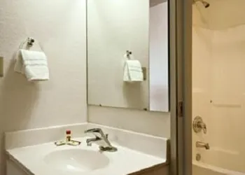 Days Inn by Wyndham Warsaw hotel thumbnail 2