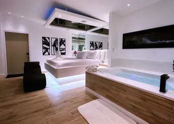 Sybaris Pool Suites Indianapolis hotel thumbnail 6