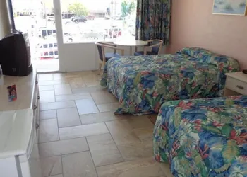 Quarterdeck Motel hotel thumbnail 8
