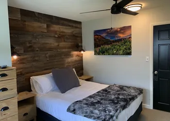 Purple Mountain Bed & Breakfast hotel thumbnail 7
