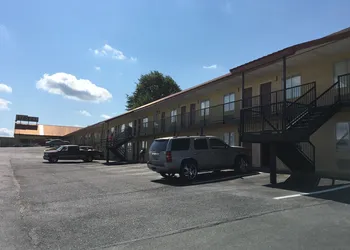 McCaig Motel hotel thumbnail 2