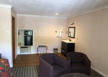 Budget Inn hotel thumbnail 6